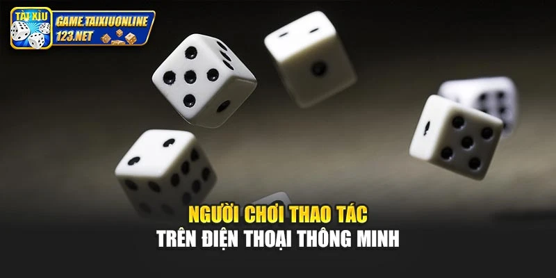 Người chơi thao tác trên điện thoại thông minh